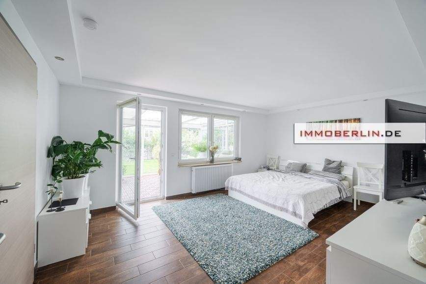IMMOBERLIN.DE - Entzückender Bungalow mit Gartenidylle & Wintergarten im Berliner Speckgürtel – Blankenfelde-Mahlow – Bild 1 von 9