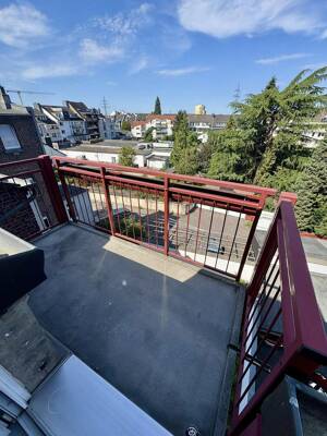 Kernsanierte 3-Zimmer-DG-Wohnung mit Wohnküche, neuer EBK und Sonnenterrasse in Eller – 40229 Düsseldorf – Vorschaubild 4