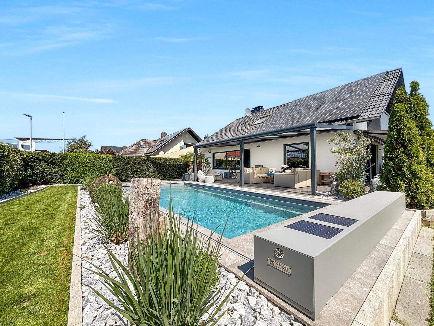 CHARAKTER, RUHE UND RAUM - Kernsaniertes Einfamilienhaus mit Pool in Großostheim – Großostheim – Bild 1 von 9