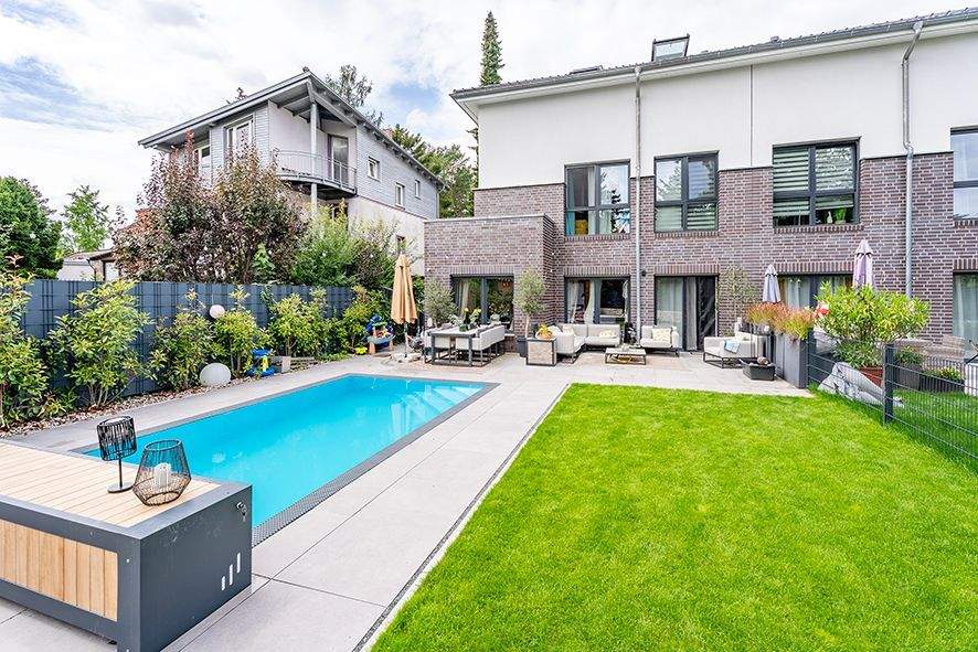 Design trifft Komfort: Stilvolle Doppelhaushälfte mit Pool – Berlin – Bild 1 von 9