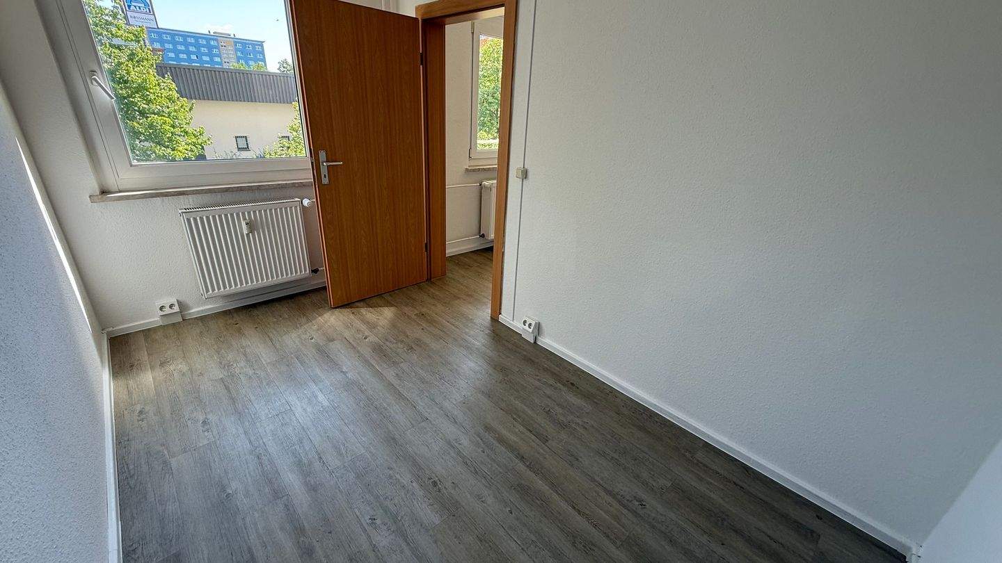 Einbauküche mögl. ! Mit dem Aufzug ins 2.OG - Südbalkon - helle Zimmer u.v.m. – Chemnitz – Vorschaubild 9
