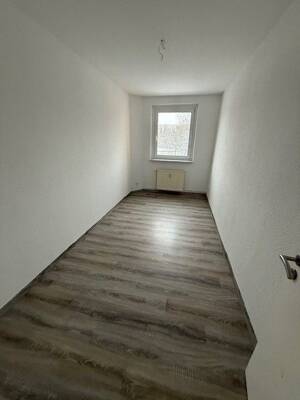 4-Raum Wohnung im 3. OG mit Balkon und Wannenbad OPTIONAL Bodenbelag neu – 6128 Halle (Saale) – Vorschaubild 8