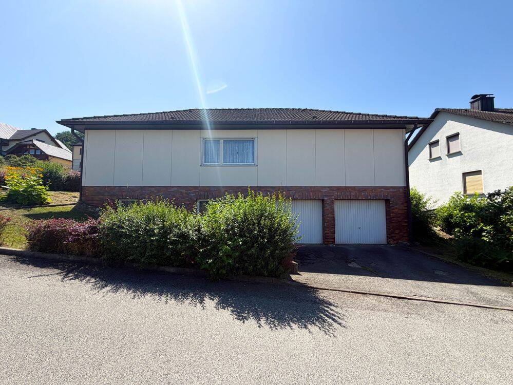Bungalow mit schönem Garten und Doppelgarage in ruhiger Lage von Niederfüllbach – Niederfüllbach – Vorschaubild 2