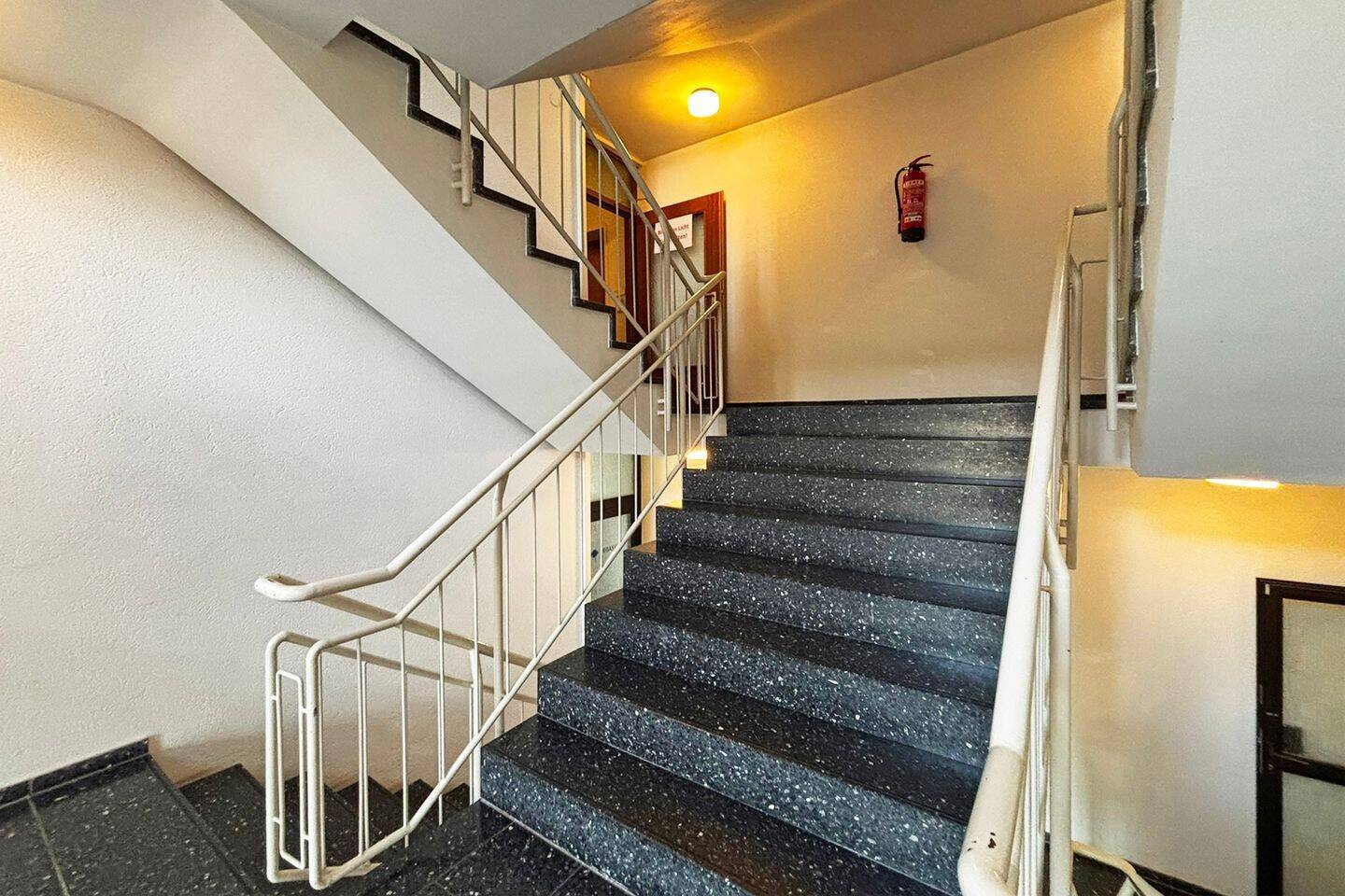 Trier-Mitte: vermietete Eigentumswohnung mit 4 ZKB, ca. 92 m² + Duplex-Stellplatz & Keller – Trier – Vorschaubild 3