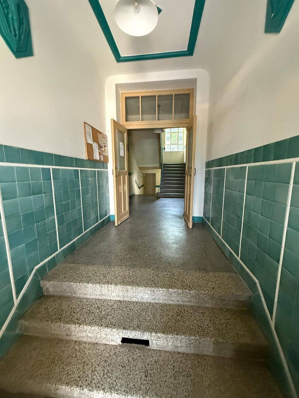 * Großzügige 2-Zimmer mit Wannenbad, möbl. Küche, Lift, Abstellraum und Laminat! * – Chemnitz – Vorschaubild 5