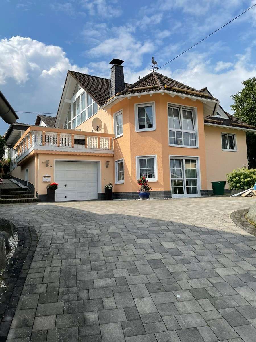 Luxuriöses, junges und freistehendes Haus für 3 Parteien mit schönem Garten in ruhiger Lage – Haiger – Bild 1 von 8