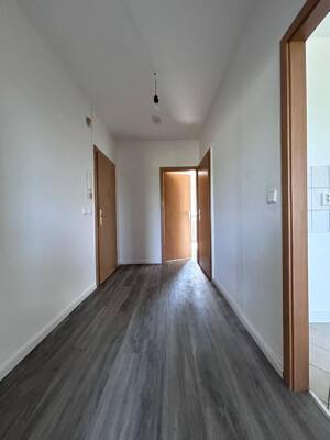 Frisch renovierte 2-Raum Wohnung mit Balkon – 39240 Calbe (Saale) – Vorschaubild 3