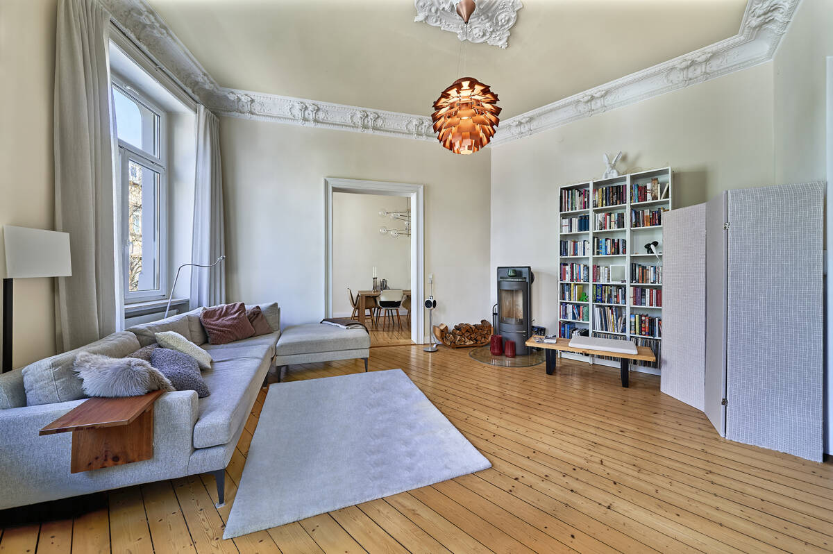 BEL ÉTAGE! 4 Zimmer Wohnung im Stilaltbau mit Balkon, Kamin EBK & Wellnessoase *Stellplatz*