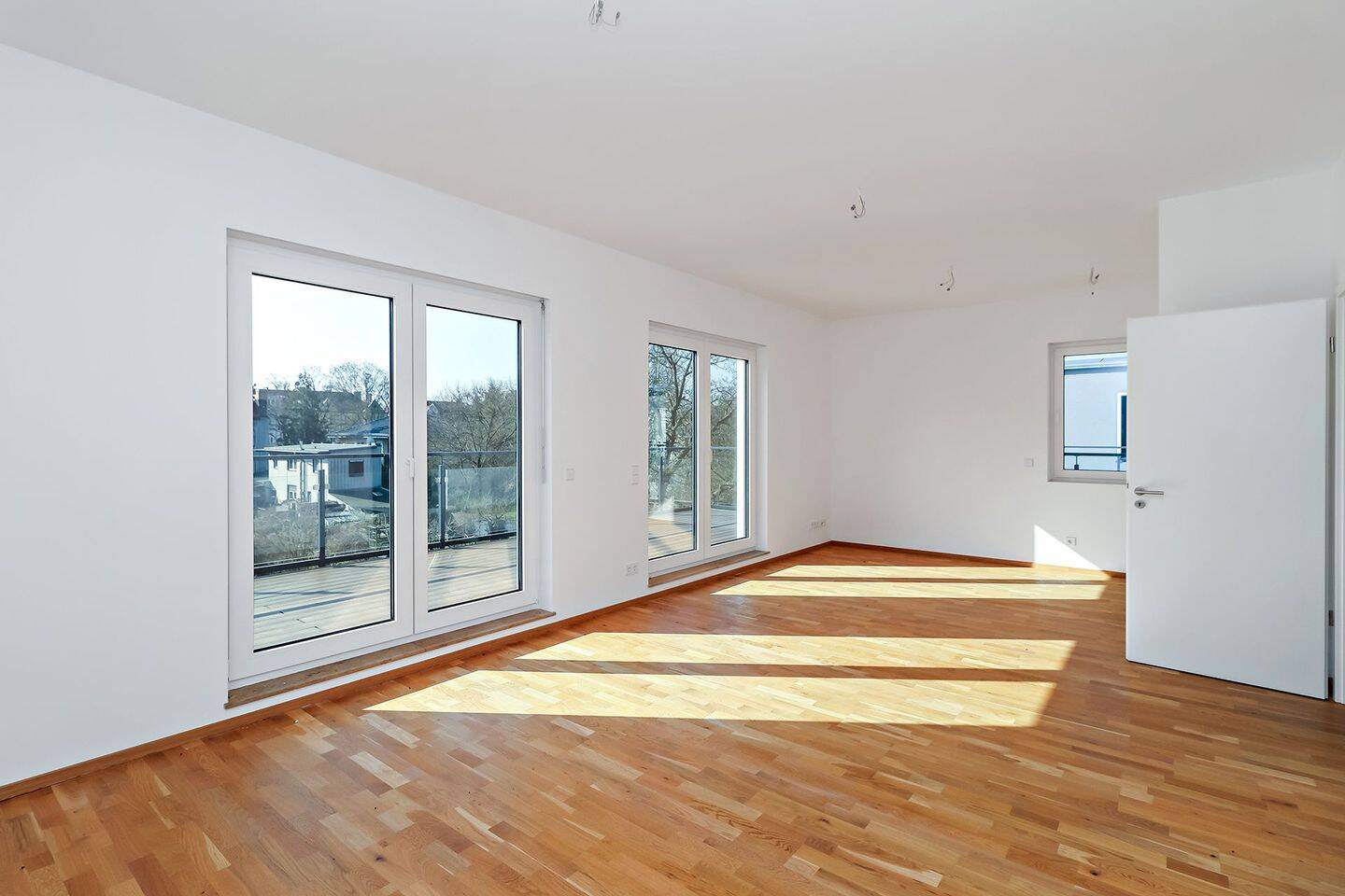 Exklusives Wohnerlebnis im Penthouse: Aufzug, Südterrasse & Tiefgarage – Berlin – Vorschaubild 2