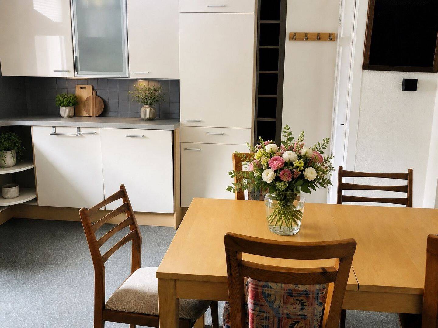 Charmante 2-Zimmer-Wohnung mit eigenem Gartenanteil in Jugenstil-Altbau in Friedberg/Hes. – Friedberg – Vorschaubild 4