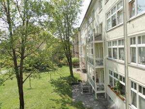 1-Raumwohnung mit Laminat und großem Balkon! Ruhig, gemütlich und herrlich grün!