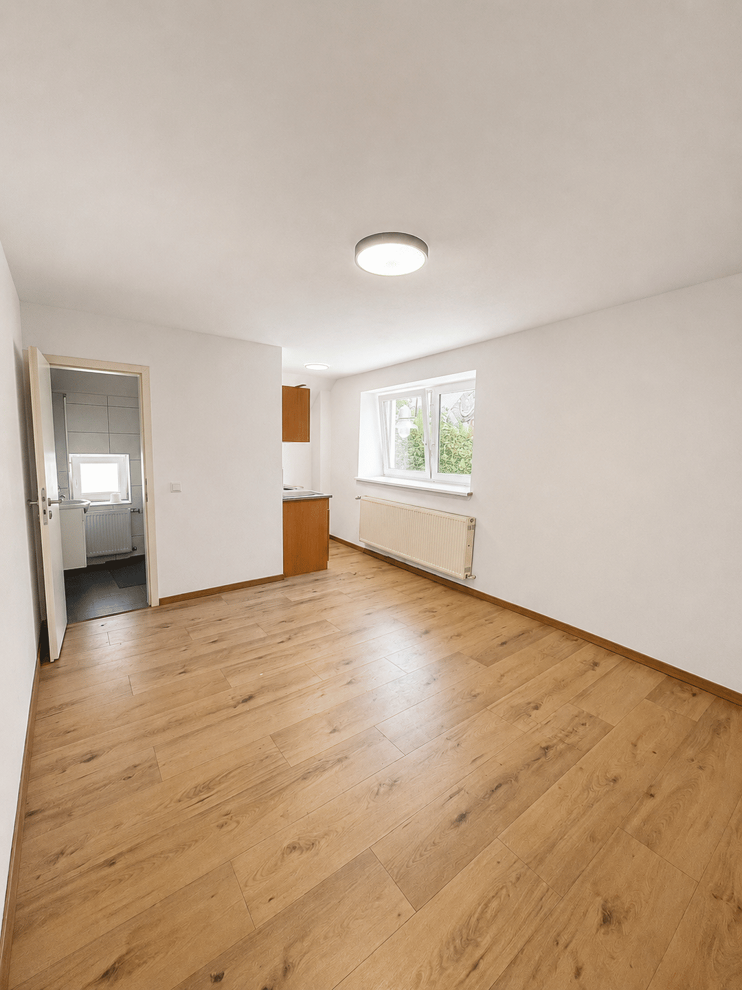 Helle 1-Zimmer-Wohnung mit Einbauküche und modernem Duschbad in zentraler Lage – Ingolstadt – Vorschaubild 2