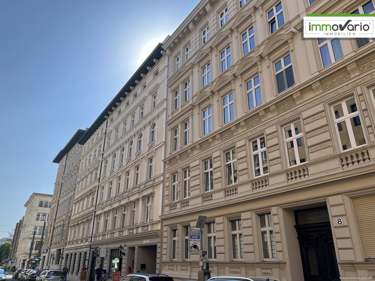 Traumhafte Dachgeschosswohnung im Herzen Magdeburgs mit Altbauflair, Wannenbad und Dachterrasse! – 39104 Magdeburg – Bild 1 von 9