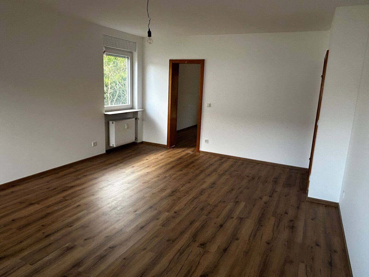 Kernsanierte helle Wohnung am Schenkelberg mit Terrasse, Balkon und Gast-WC. – Saarbrücken – Vorschaubild 2