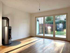 Modernes Reihenmittelhaus mit Dachterrasse und kleinem Garten in Hamburg Duvenstedt – 22397 Hamburg – Vorschaubild 1