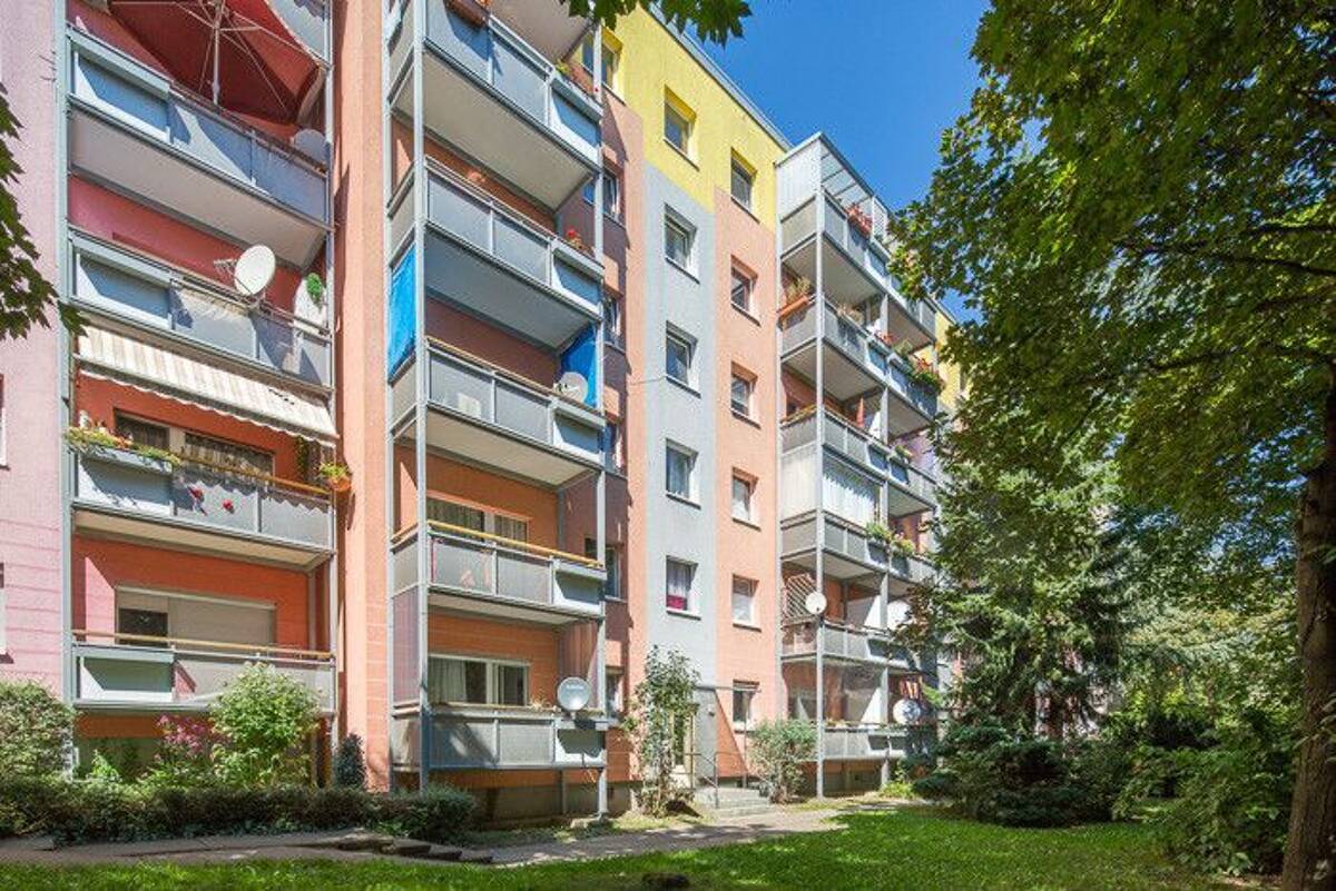 Wir sanieren für Sie: 3-Zimmerwohnung mit Balkon und Aufzug in oberster Etage! – 1239 Dresden – Bild 1 von 4