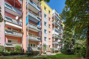 Wir sanieren für Sie: 3-Zimmerwohnung mit Balkon und Aufzug in oberster Etage! – 1239 Dresden – Vorschaubild 1