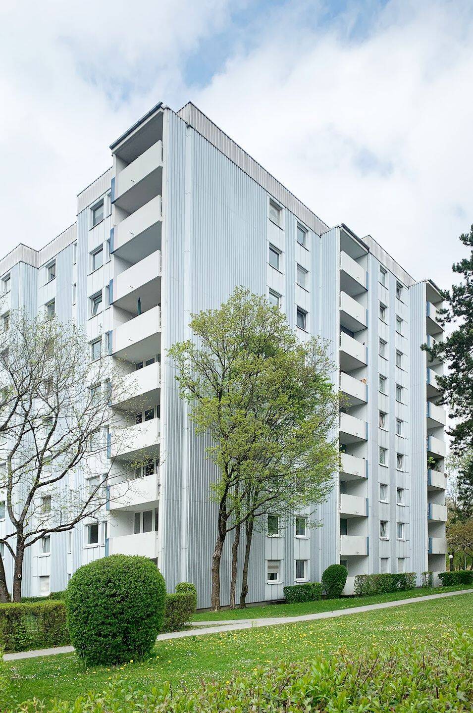 Modernisierte 1-Zimmer-Wohnung mit neuer Einbauküche und Blick ins Grüne – München – Vorschaubild 9