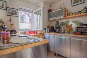 Sehr komfortable City-Wohnung in gesuchter Lage mit Balkon, Loggia, EBK & optionalem TG-Stellplatz. – 61348 Bad Homburg vor der Höhe – Vorschaubild 2