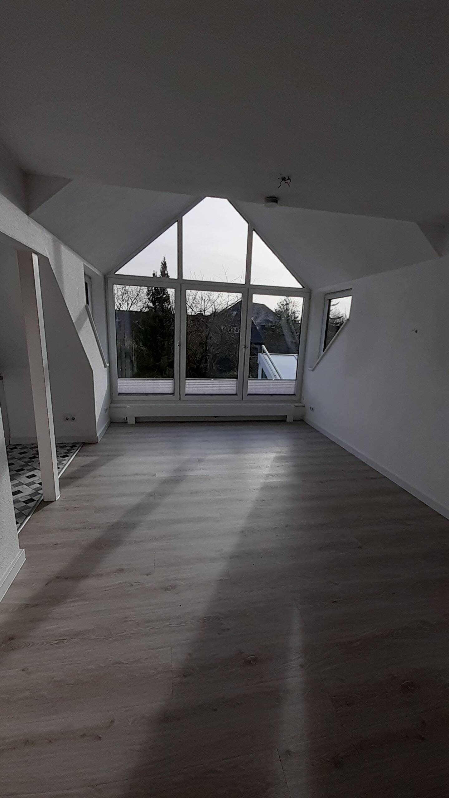 Außergewöhnliche 2,5-Zimmer-Wohnung mit großzügiger Dachterrasse, Einbauküche und stilvollem Wohnambiente – Bremen – Vorschaubild 7
