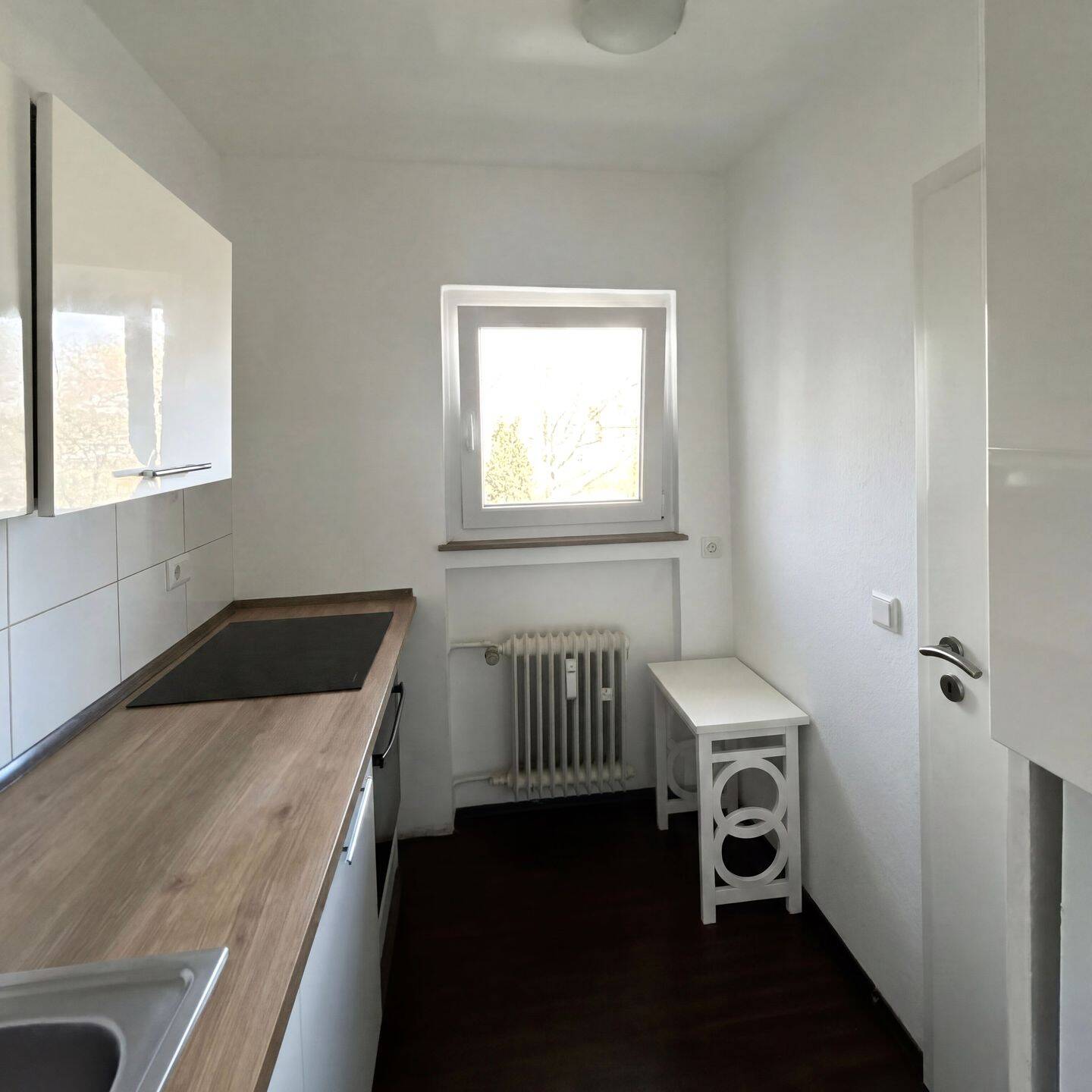 Lichtdurchflutetes 2-Zimmer-Raumwunder im 3. OG: Moderner Schnitt, Traumblick vom Balkon & separater Eingang! – Essen – Vorschaubild 2