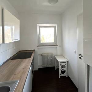 Lichtdurchflutetes 2-Zimmer-Raumwunder im 3. OG: Moderner Schnitt, Traumblick vom Balkon & separater Eingang! – 45143 Essen – Vorschaubild 2