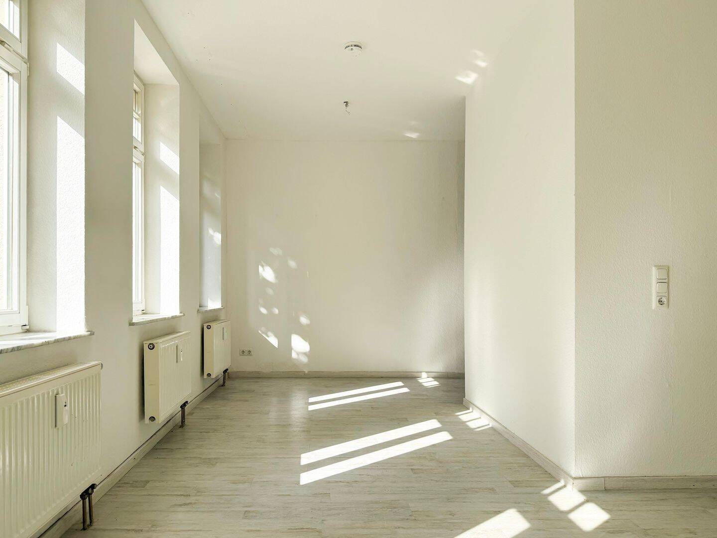Bezugsfrei nahe Clara-Park: 1-Zimmer-Apartment mit EBK und Aufzug in ruhiger, grüner Lage – Leipzig – Vorschaubild 7