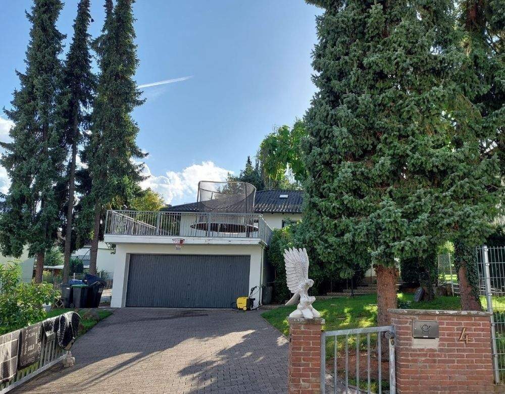 FREISEN! Freistehender, großzügiger Bungalow mit Einliegerwohnung, Wintergarten, Terrasse, Garten und Doppelgarage (+Zufahrt Rückseite) in Freisen OT – Freisen – Bild 1 von 9