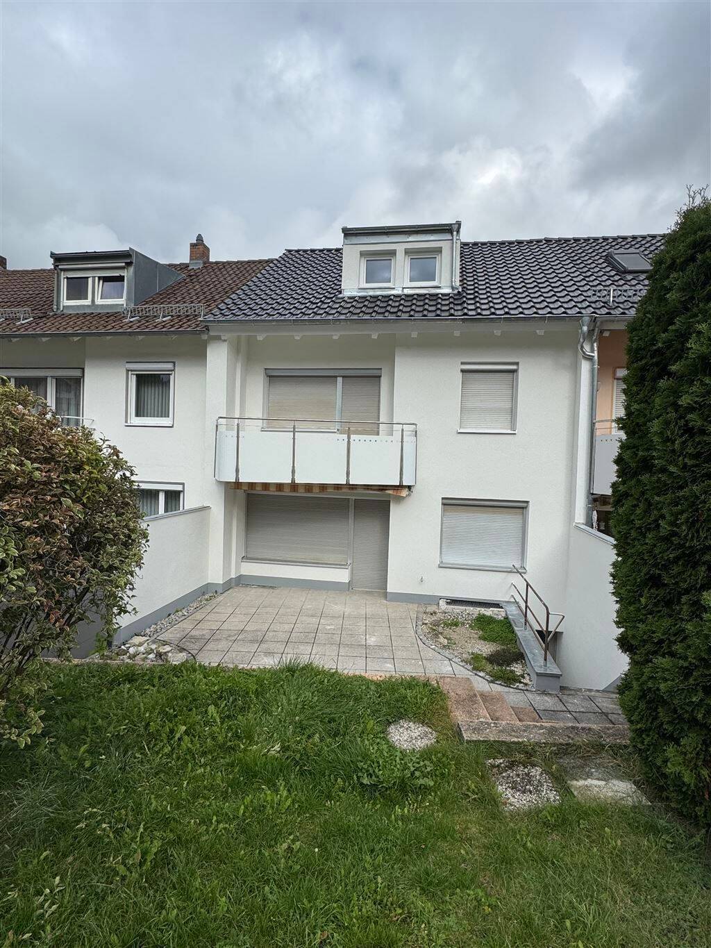 CO Nähe FH und CO2 ** ab sofort ** interessantes RMH mit Balkon & Garten – Coburg – Bild 1 von 9