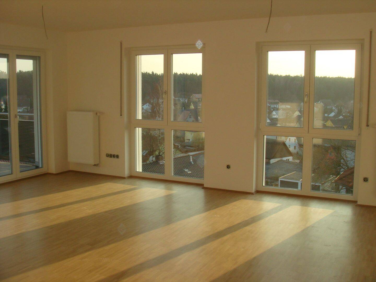 HELLE GROßE 4-ZIMMER-WOHNUNG MIT SEHR GROßEM BALKON