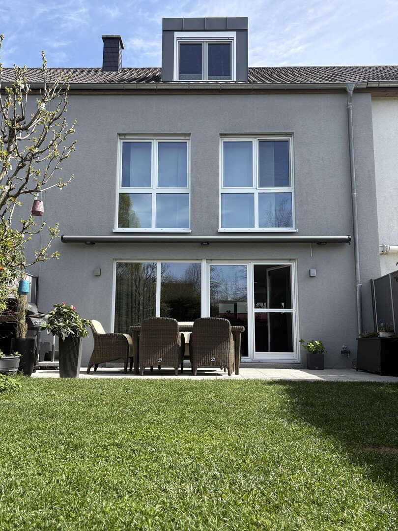 - RESERVIERT - Provisionsfrei: Modernes A+ Reihenhaus (7m breit) inkl. E-Ladesäule & Kamin – Plankstadt – Bild 1 von 9