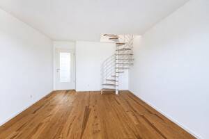AIGNER - Wohnen auf zwei Etagen: Helle 4-Zimmer-Maisonettewohnung mit Südost-Balkon – 80637 München – Vorschaubild 2