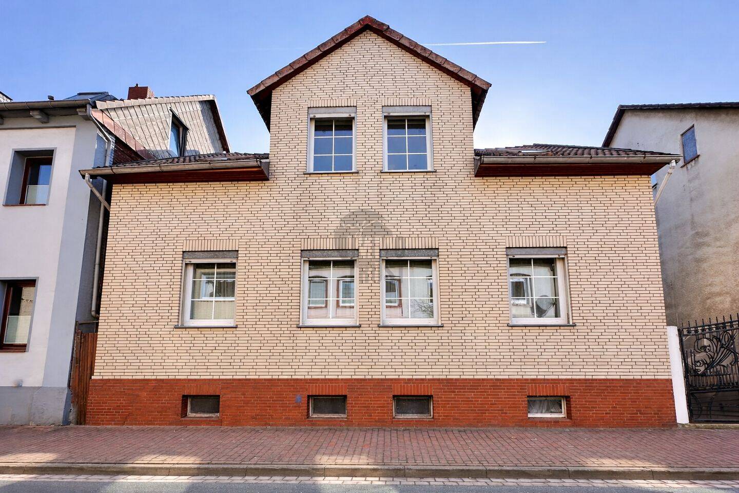 Familienfreundliches EFH - 190 m², kernsaniert, Vollkeller, Garten und Stellplätze – Stadthagen – Bild 1 von 9