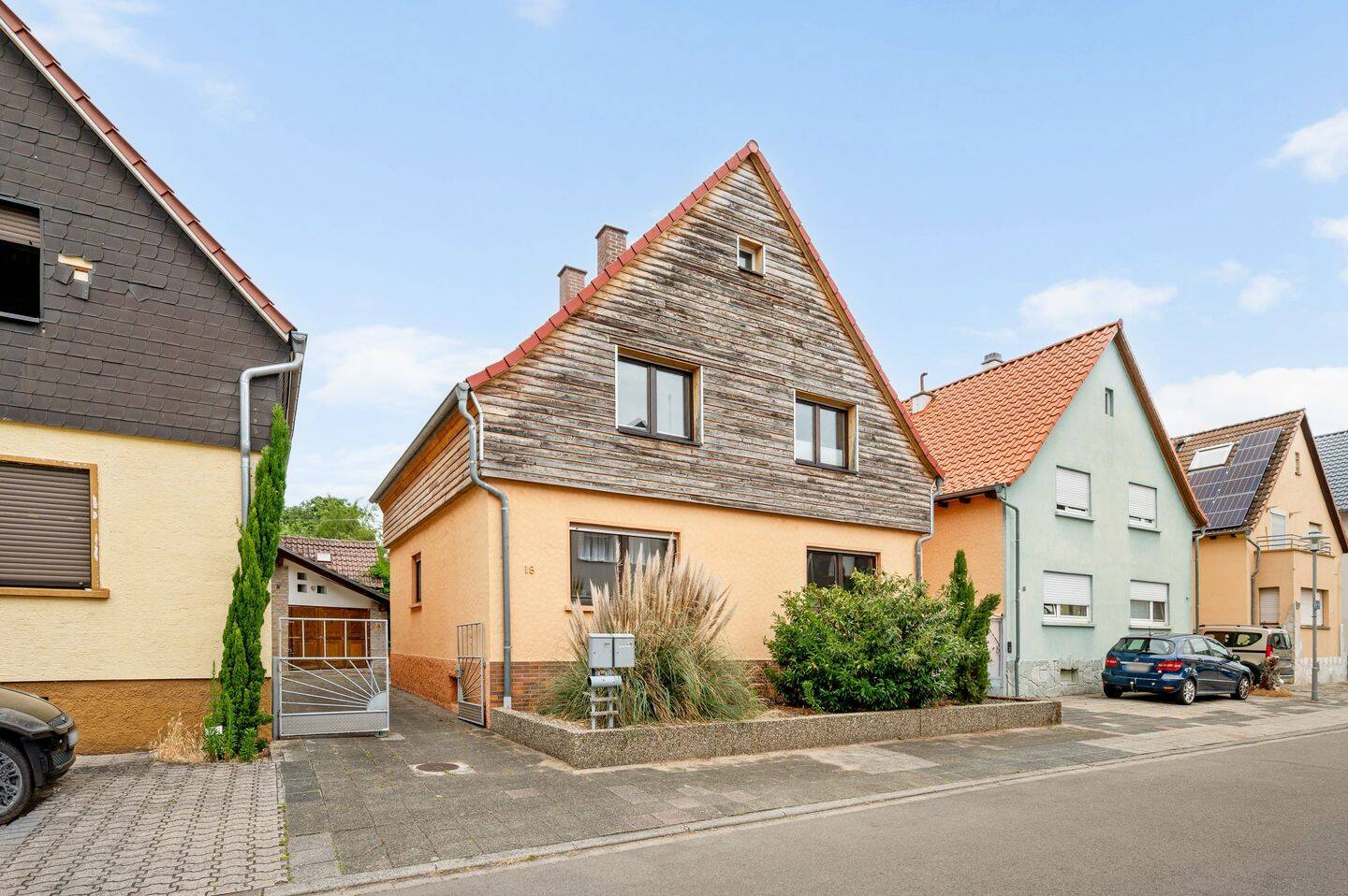***Gepflegtes Zwei- bis Dreifamilienhaus mit gr. Grundstück in Oberhausen-Rheinhausen***