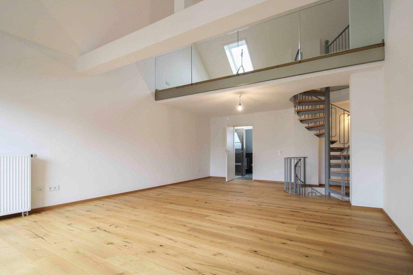 Exklusive Maisonette-Wohnung mit EBK, Galerie und Stellplatz - frisch saniert – Chemnitz – Bild 1 von 9