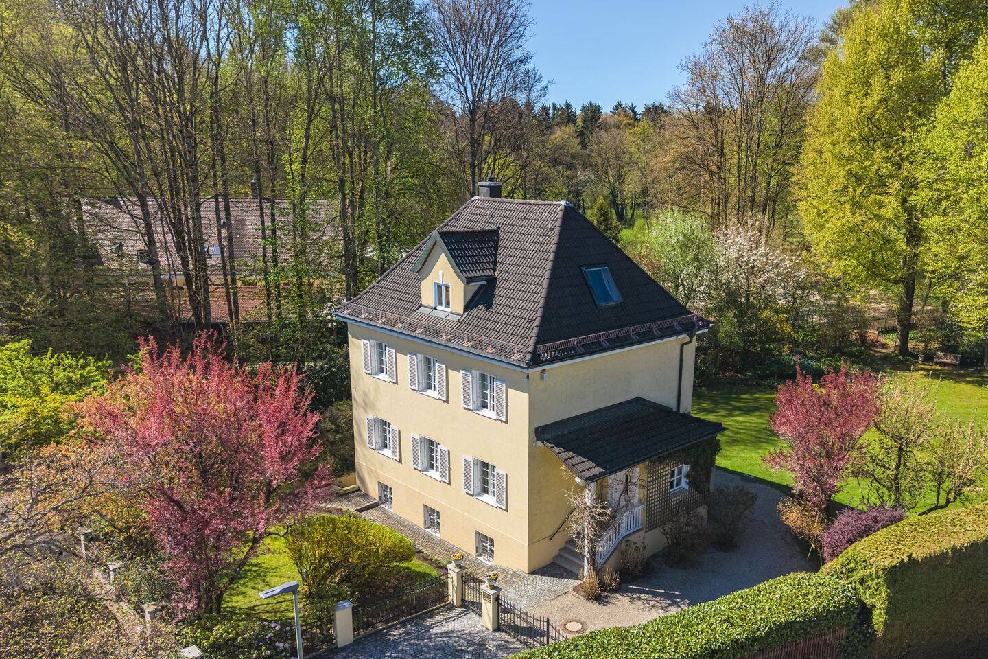 Traumhaftes Zuhause. Zeitlose Eleganz & außergewöhnliches Baurecht vereint.