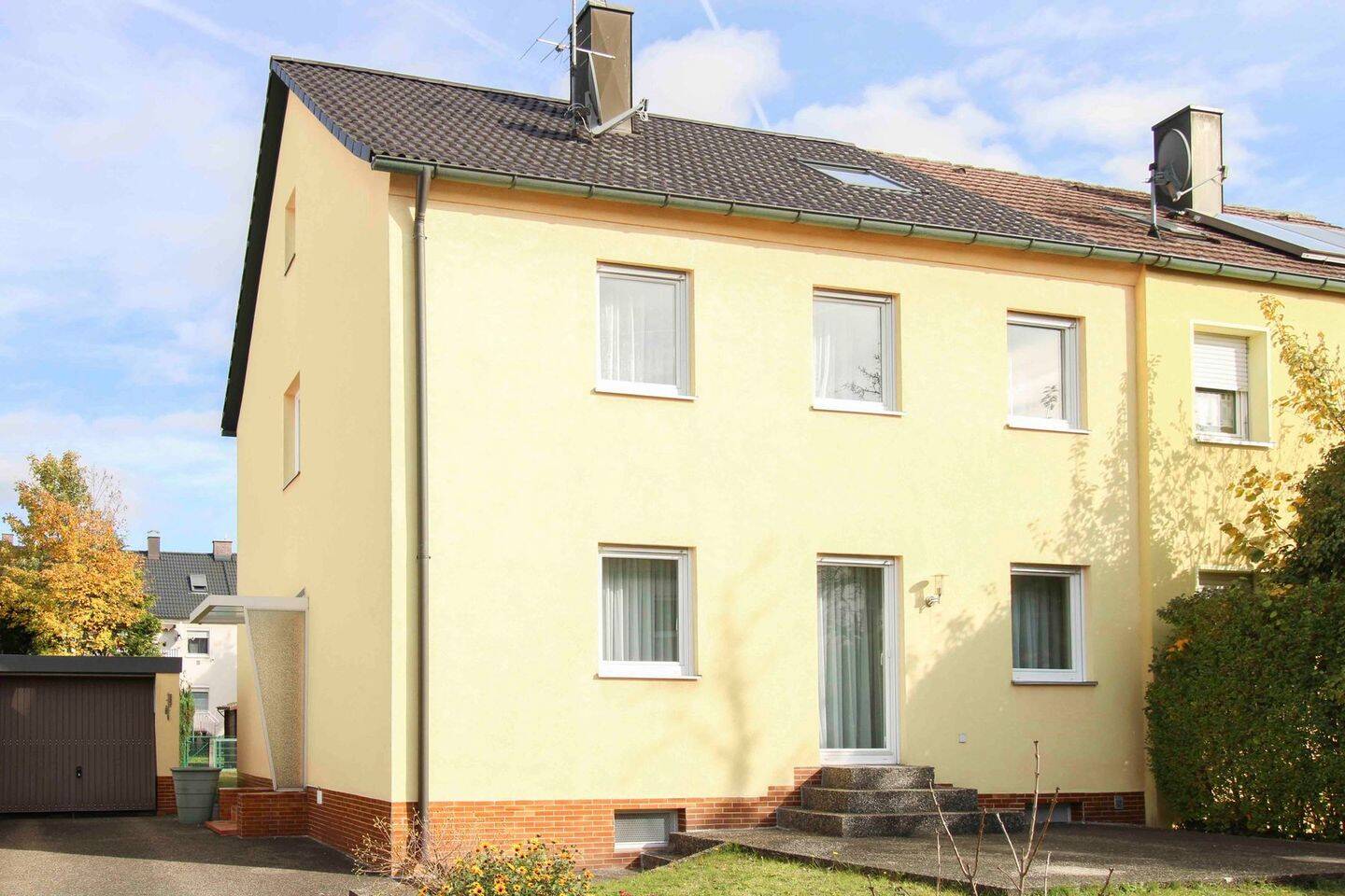 Zweifamilienhaus mit Potenzial: gepflegt, ruhige Lage, hervorragende Verkehrsanbindung – Nürnberg – Bild 1 von 8