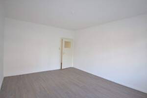 Altbauwohnung mit Loggia,Tageslichtbad, HHK & eigener Garten* – 1257 Dresden – Vorschaubild 9