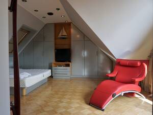 Klimatisierte Maisonette-Wohnung, voll möbliert, mit großer Dachterrasse & Stellplatz – 40547 Düsseldorf – Vorschaubild 6