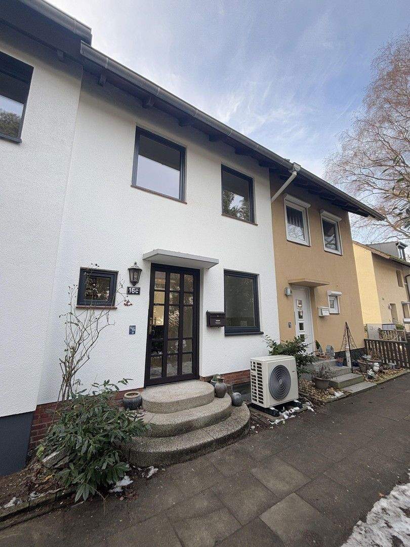 Modernisiertes Reihenhaus mit Wärmepumpe, neuem Dach und Energieklasse B, ohne Courtage – Hamburg – Bild 1 von 9