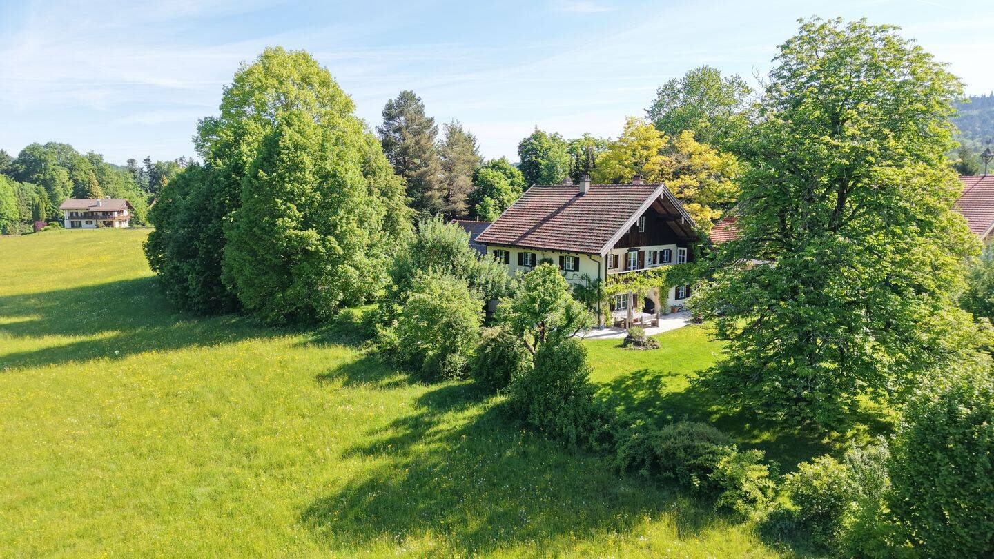 Exponierte Lage im Chiemgau - Stilechtes Bauernsacherl mit 2.600m² Gartengrund - Garagen, Werkstatt