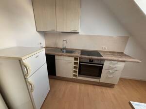 Frisch renovierte 2-Zimmer-Dachgeschosswohnung mit Einbauküche – 55127 Mainz – Vorschaubild 4