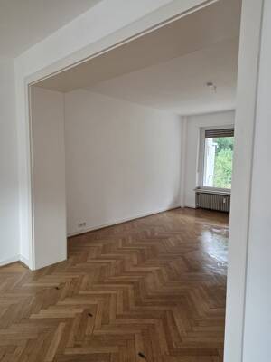 Top geschnittene und renovierte Altbauwohnung mit Flair und großer Terrasse. Nähe Tierpark ! Traumhafter Ausblick ins Wäldchen ! – 41199 Mönchengladbach – Vorschaubild 4