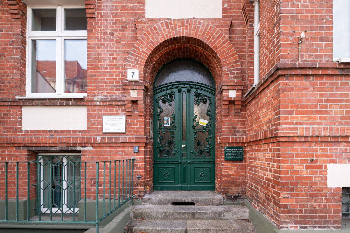 Vermietetes Investment: Großzügige Gründerzeit-Wohnung im beliebten Friedenau + nahe Schloßstraße