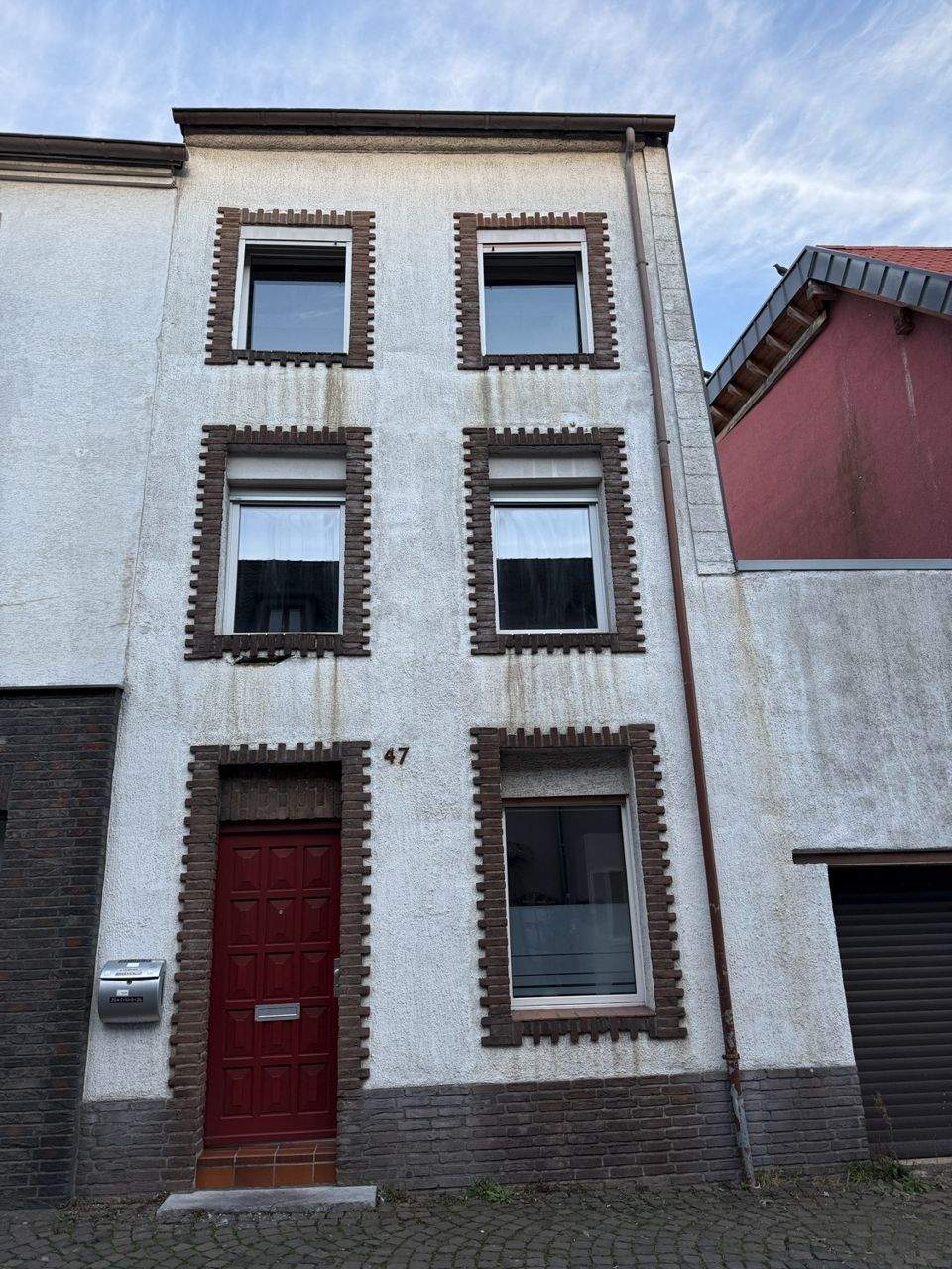 Kleines Grundstück, großes Konzept: Schmales Reihenmittelhaus mit 4 Ebenen – Eschweiler – Bild 1 von 9