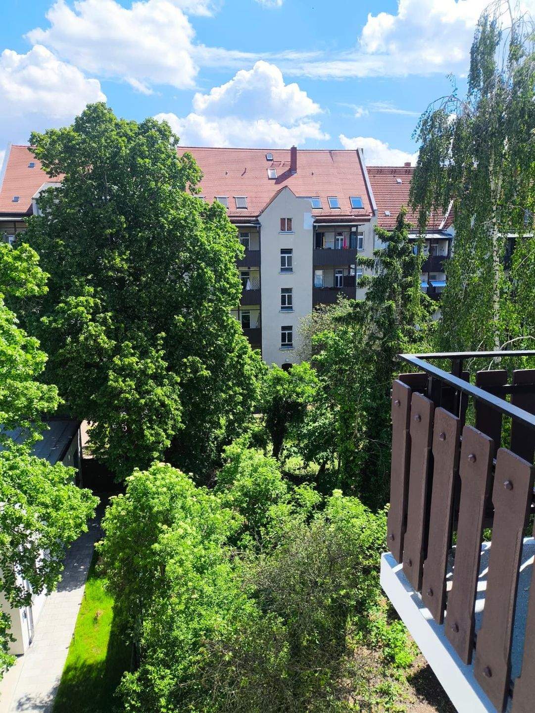 SCHÖNER BALKON / DECKENSTUCK / HELLE WOHNUNG / GROSSER GARTEN