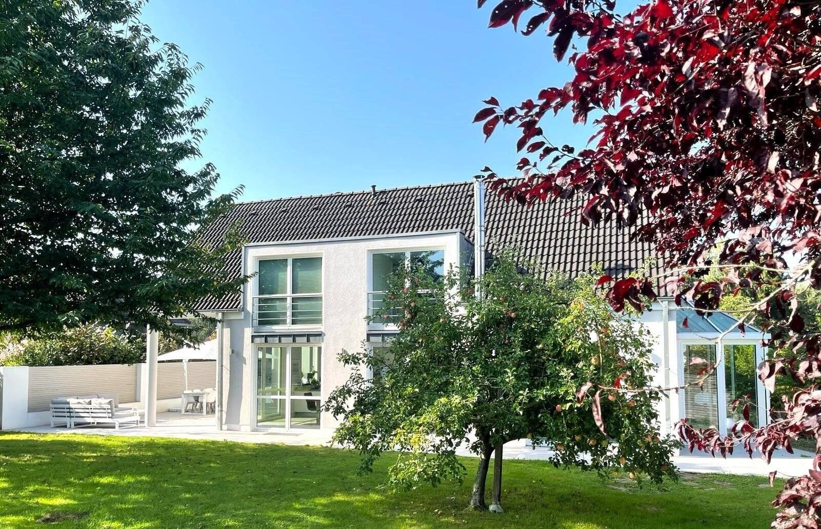 Architektenhaus in Anliegerlage! Luftig und offene Raumaufteilung, helle, moderne & neuwertige Ausstattung, mit großer Terrasse und herrlichem Garten. – Mülheim an der Ruhr – Bild 1 von 9