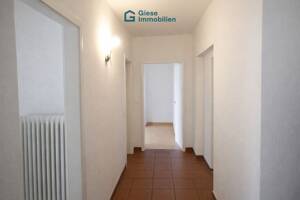 Großzügiges Wohnen: 4 Zimmer mit Balkon und Terrasse – 70188 Stuttgart – Vorschaubild 3