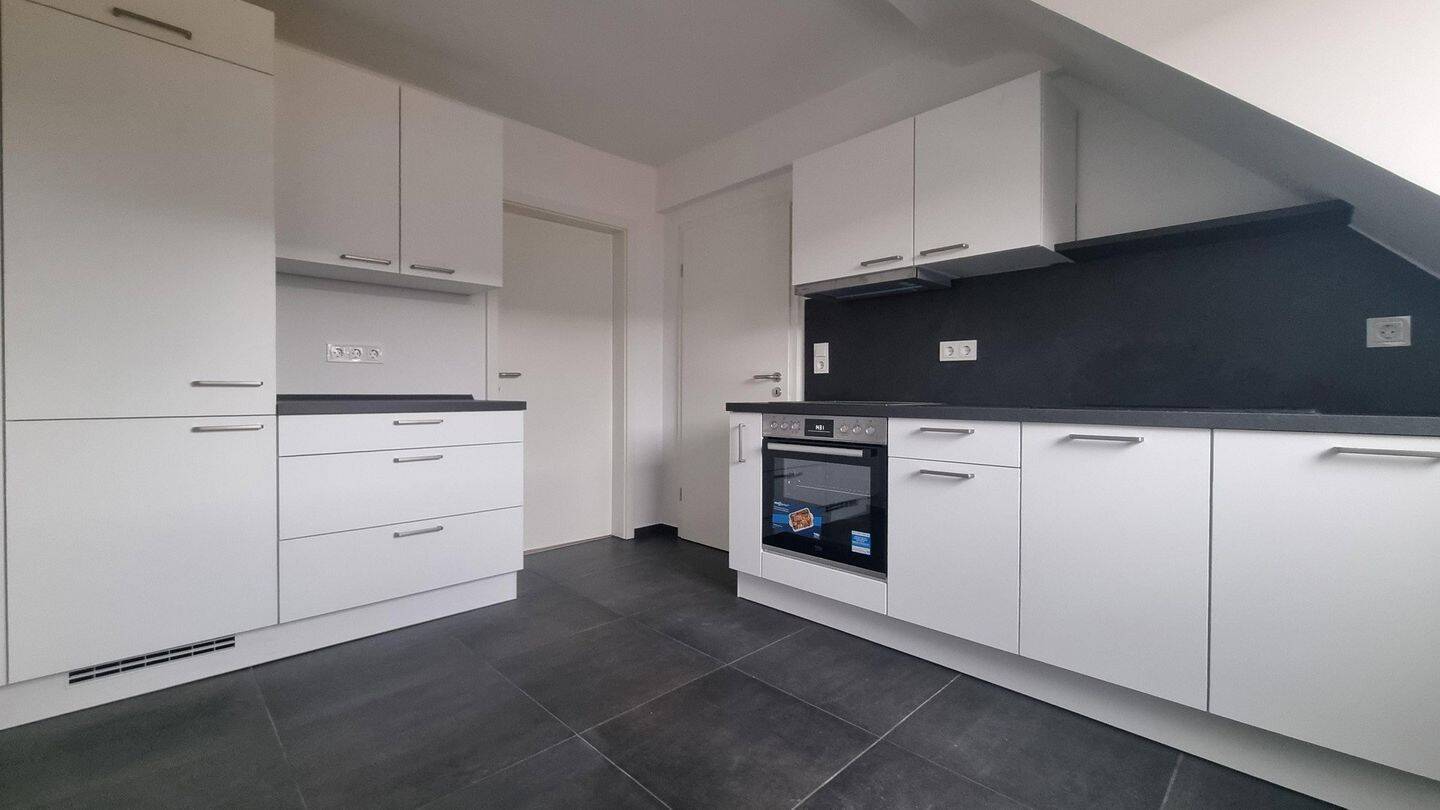 LEERSTEHENDE KERNSANIERTE 2 ZKB DG-WOHNUNG, NOBILIA-EBK UND KELLER IN RUHIGER LAGE OHNE PROVISION – Köln – Bild 1 von 9