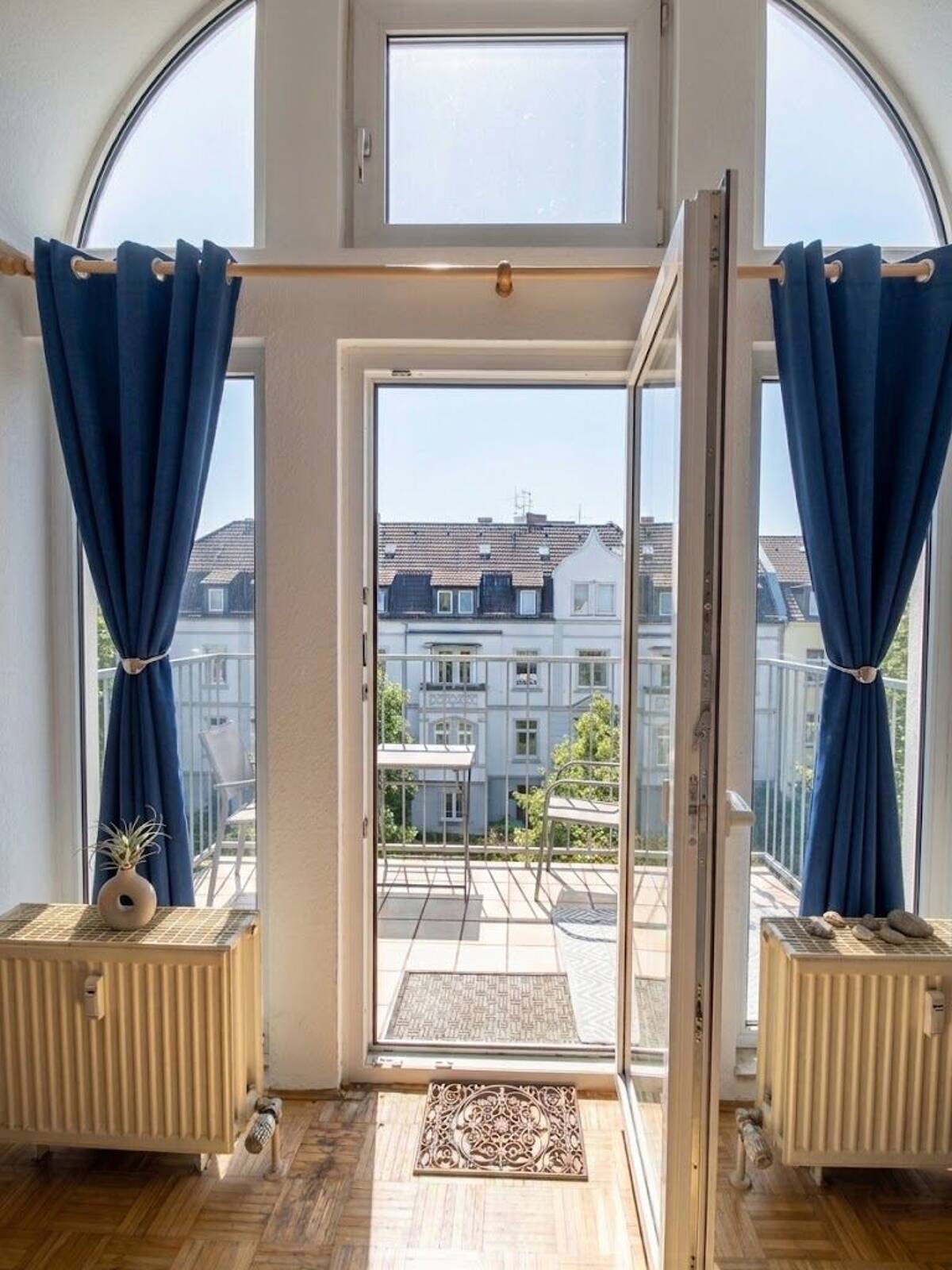 Lichtdurchflutete Dachgeschosswohnung mit Charme & Balkon in Spielstraße in Innenstadtnähe – 65195 Wiesbaden – Bild 1 von 9